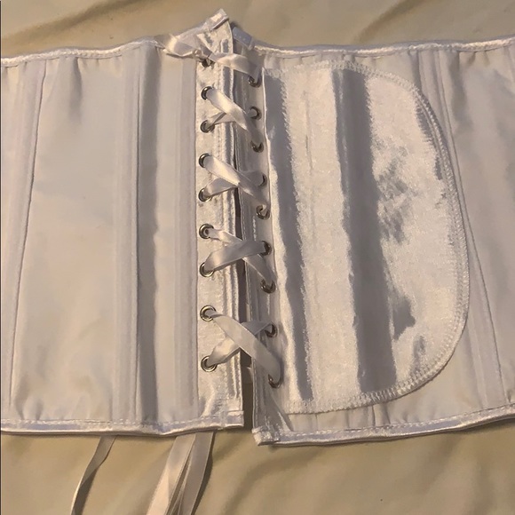 Corset - Picture 2 of 4